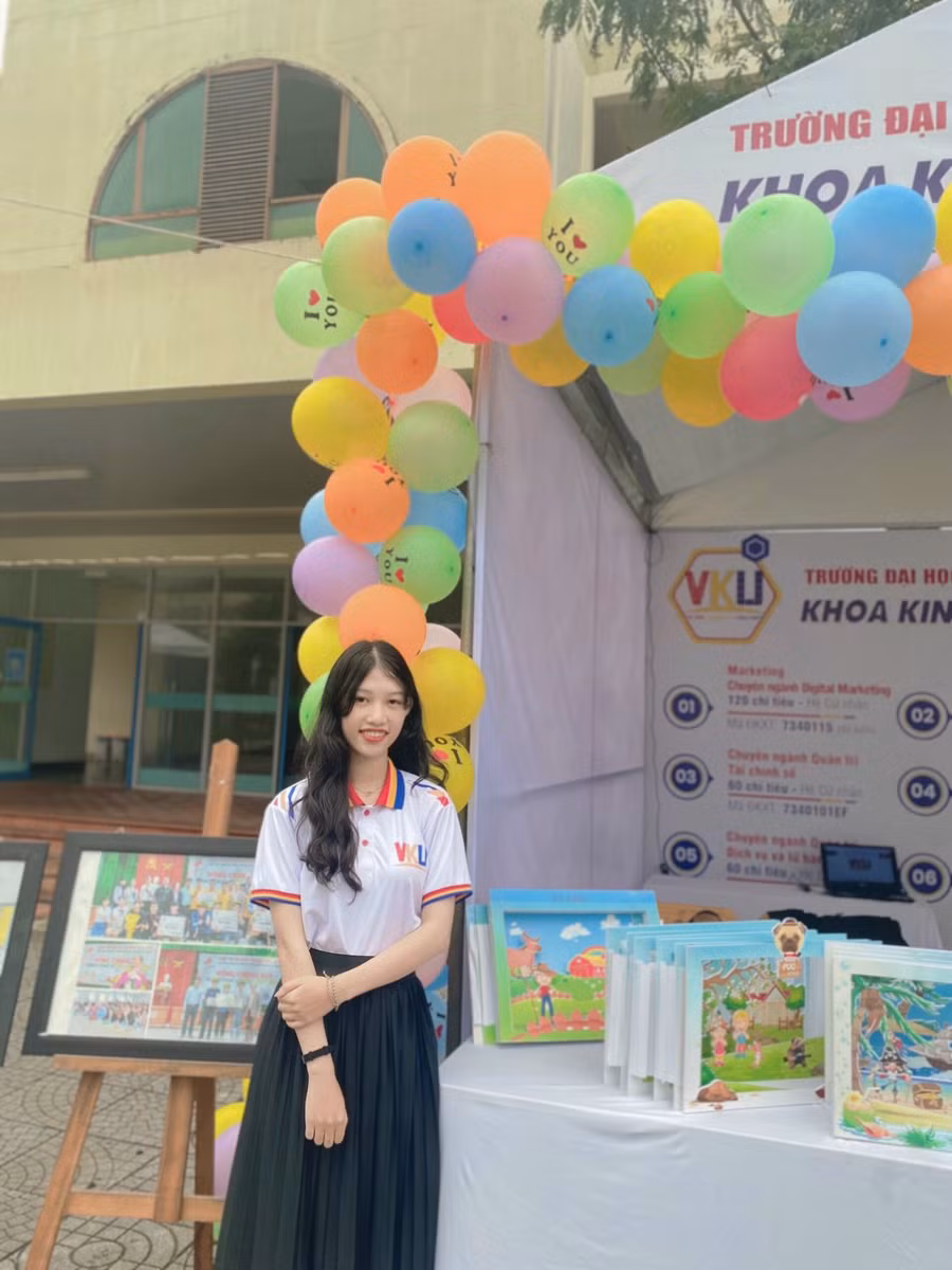Nữ trợ giảng Trần Thị Thúy Trinh. Ảnh: Nguyễn Hòa. Nữ trợ giảng Trần Thị Thúy Trinh. Ảnh: Nguyễn Hòa.