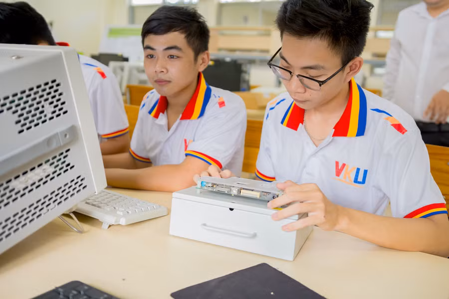 Sinh viên Trường Đại học Công nghệ thông tin và truyền thông Việt - Hàn (Đại học Đà Nẵng) trong giờ thực hành. Ảnh: Nguyễn Hòa.