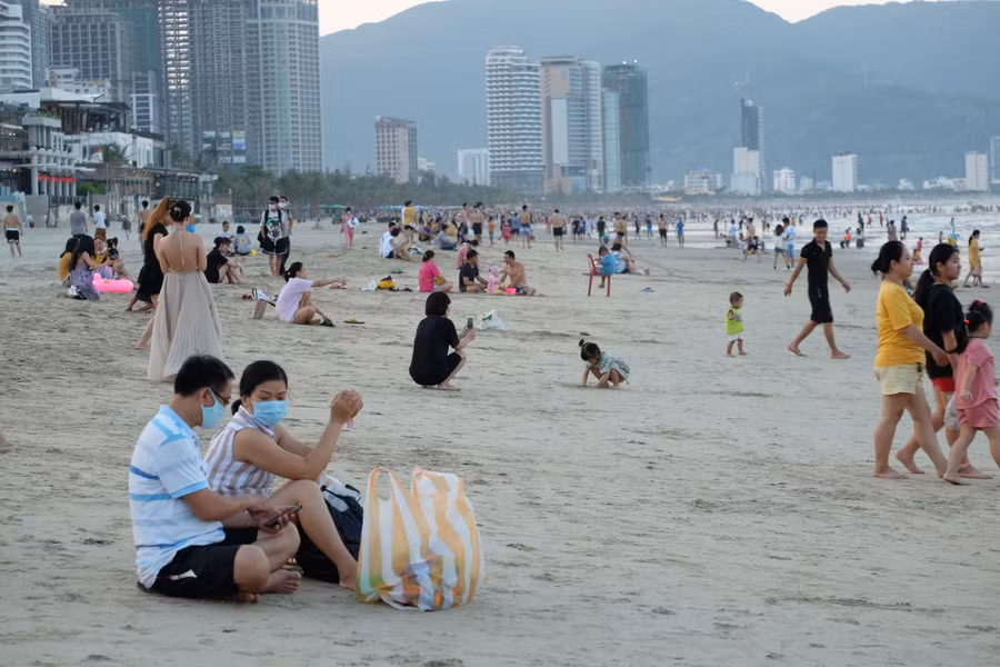Người dân đi tắm biển ở Đà Nẵng. Ảnh minh họa. 