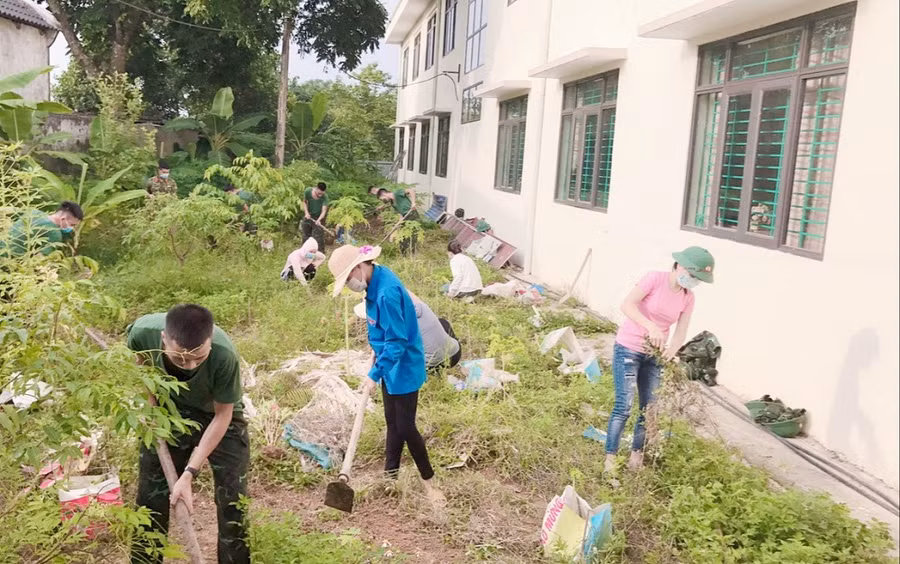 Phụ huynh học sinh, đơn vị bộ đội kết nghĩa (Lữ đoàn 382) đến hỗ trợ nhà trường vệ sinh, trồng cây