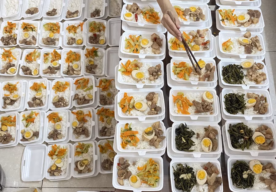 Những suất cơm do các bạn sinh viên nấu tặng cho người nghèo. Ảnh: Minh Vũ. Những suất cơm do các bạn sinh viên nấu tặng cho người nghèo. Ảnh: Minh Vũ.