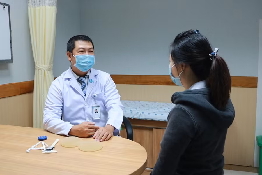 BSCKII. Vũ Hữu Thịnh tư vấn đặt lại túi độn ngực cho người bệnh (Ảnh: BVCC).