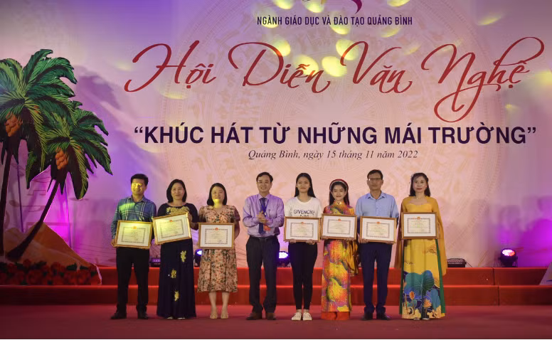 Ông Đặng Ngọc Tuấn, Giám đốc Sở GD&amp;ĐT trao tặng Giấy khen cho các đội thi.