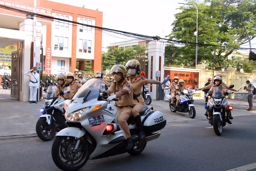 Ngay sau lễ phát động, lực lượng Công an TP Đà Nẵng tiến hành ra quân, tỏa ra các tuyến đường để tuần tra, kiểm soát.