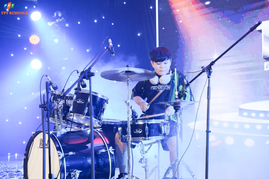 Tiết mục Drum cover của thí sinh lọt Top 14 chung cuộc. Ảnh: TH&THCS FPT Đà Nẵng