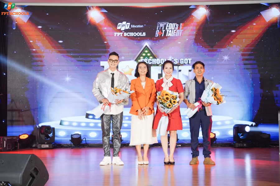 Cô Nguyễn Thị Kiều Ngân, Giám đốc Khối TH&amp;THCS FPT Đà Nẵng tặng hoa cho 3 vị Giám khảo trong đêm chung kết. Ảnh: TH&amp;THCS FPT Đà Nẵng