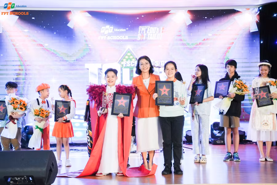 Hai Quán quân mùa 1 Fschools’s Got Talent 2023 tại Trường TH&amp;THCS FPT Đà Nẵng. Ảnh: TH&amp;THCS FPT Đà Nẵng