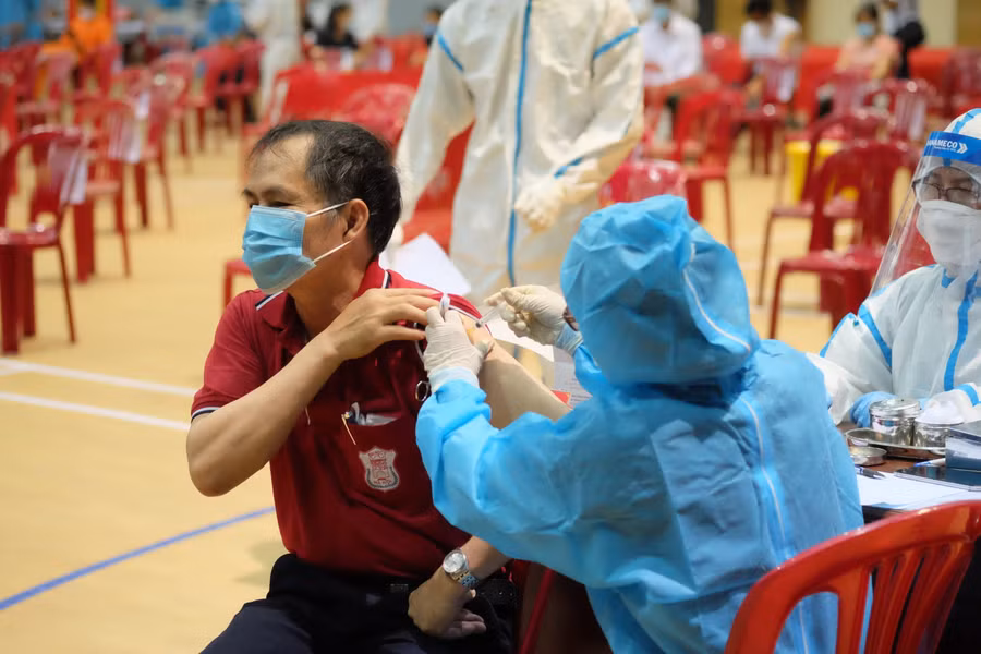 Đa phần người dân có tâm trạng phấn khởi, yên tâm khi được tiêm mũi vắc xin lúc dịch Covid-19 căng thẳng.