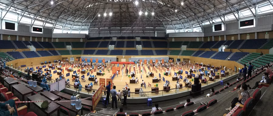Bên trong khu vực tiêm vắc xin phòng covid-19 ở Cung thể thao Tiên Sơn.