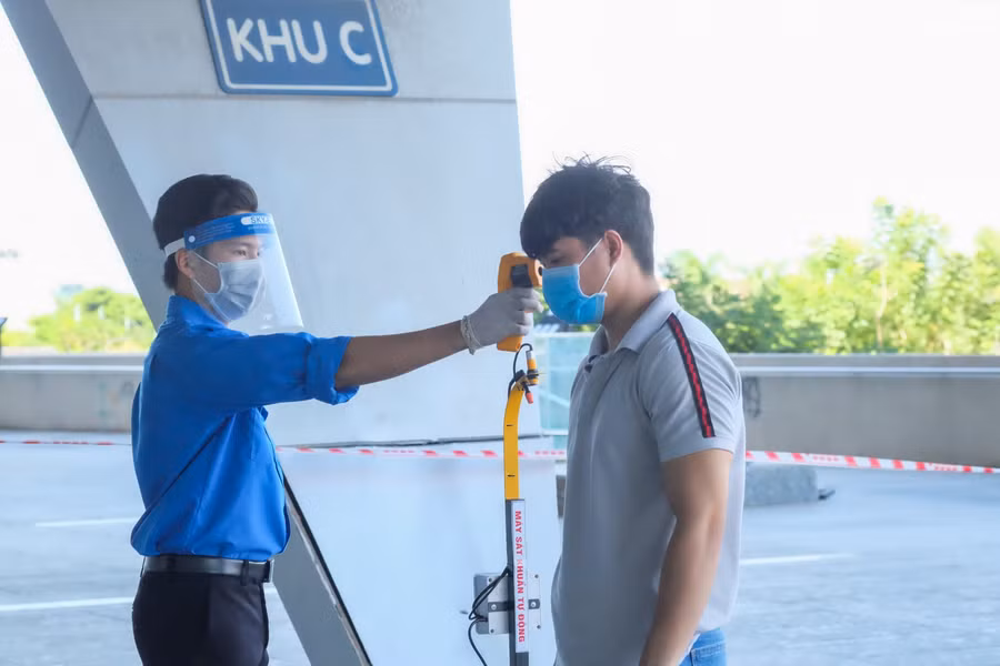 Rửa tay sát khuẩn, đo thân nhiệt trước khi vào khu vực tiêm chủng.