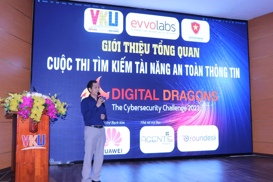 Ban tổ chức thông tin về thể lệ cuộc thi. Ảnh: Nguyễn Hòa. Ban tổ chức thông tin về thể lệ cuộc thi. Ảnh: Nguyễn Hòa.