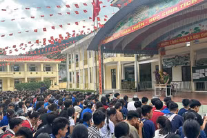 Công an xã Thông Nguyên tham gia bảo vệ môi trường học đường.