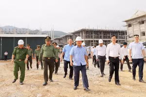Bí thư tỉnh Tuyên Quang cùng đoàn kiểm tra tiến độ các công trình.