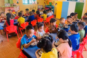 Bữa ăn dinh dưỡng của các em học sinh vùng cao Mù Cang Chải.