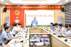 Ông Phan Huy Ngọc, Chủ tịch UBND tỉnh Tuyên Quang chủ trì cuộc họp chuẩn bị năm học mới.