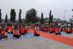 100 em học sinh đến từ 13 trường THCS trên địa bàn TP Yên Bái tham gia thi rung chuông vàng.