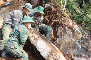 Các chiến sĩ phá đá, mở đường tìm kiếm hài cốt liệt sĩ tại Điểm cao 685.