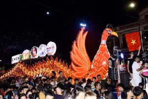 Mô hình đèn trung thu được người dân sáng tạo và trở thành truyền thống 20 năm qua.