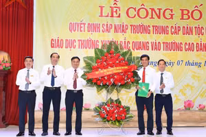 Lễ công bố sáp nhập Trường Trung cấp DTNT - GDTX vào trường CĐ Tuyên Quang.