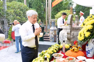 Phó Chủ tịch Thường trực Quốc hội Đỗ Văn Chiến thắp hương trước vong linh các Anh hùng liệt sĩ.