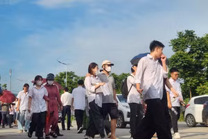 Các thí sinh ra về sau khi hoàn thành môn Toán.