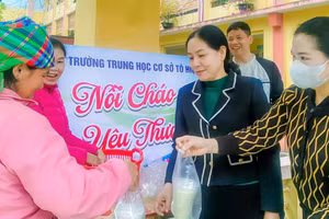 Các thầy cô giáo Trường THCS Nghĩa Lộ phát cháo miễn phí cho người bệnh. (Ảnh: Nguyễn Quang Lộ)