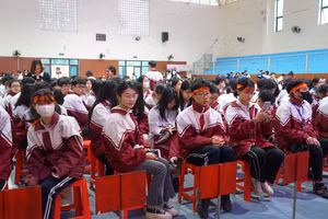 Các em học sinh Trường THPT Nguyễn Huệ, TP Yên Bái trong 1 buổi tuyên truyền pháp luật.