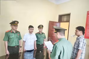 Cơ quan điều tra thực hiện lệnh bắt bị can Nguyễn Văn Năm. (Ảnh: CATQ)