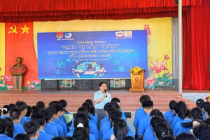 Thạc sĩ Trương Chấn Sang chia sẻ với học sinh Trường THPT Nguyễn Văn Huyên.