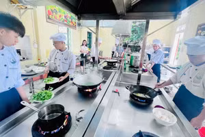 Các bạn trẻ theo học nghề đầu bếp tại Trường Cao đẳng Yên Bái có nhiều cơ hội thực tập tại các doanh nghiệp tại địa phương.