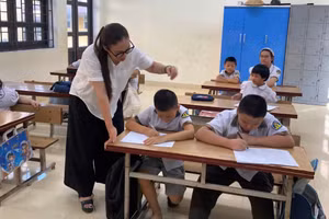 Bà Trần Thanh Hương, Hiệu trưởng Trường Tiểu học Hồng Thái và những em học sinh ở lớp học hòa nhập.