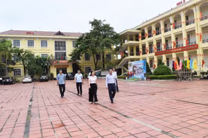 Lãnh đạo phường Minh Xuân kiểm tra công tác chuẩn bị năm học mới tại Trường THCS Lê Quý Đôn.
