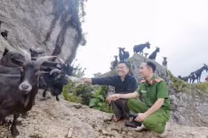 Thượng úy Thèn Đình Tuân và ông Tẩn Quáng Lân.