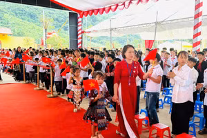 Đón học sinh vào lớp 1 tại Trường Phổ thông nội trú liên cấp TH&THCS Minh Tân.