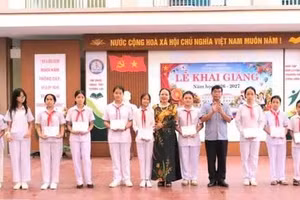 Nhiều học sinh Tuyên Quang có hoàn cảnh khó khăn được trao học bổng.