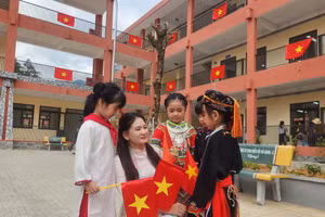 Cô và trò trường nội trú vùng biên Tuyên Quang hào hứng đón năm học mới