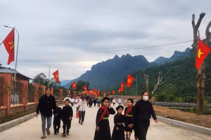 Các em học sinh tại xã biên giới Thanh Thủy tới trường.