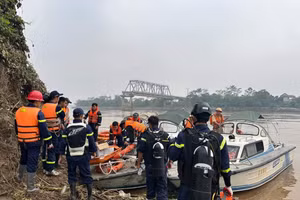 15 người nhái tinh nhuệ của Binh chủng đặc công được huy động để hỗ trợ tìm kiếm nạn nhân mất tích trong vụ sập cầu Phong Châu, Phú Thọ.