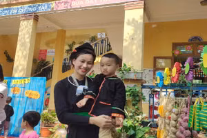 Cô giáo Hoàng Minh Diệp cùng học trò của mình.