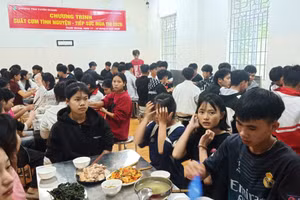 Các em học sinh được chăm lo những bữa ăn đầy đủ chất, an toàn vệ sinh thực phẩm.