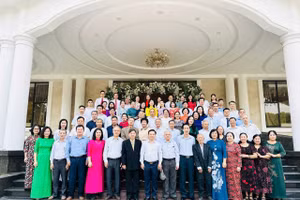 Lãnh đạo, công chức Sở GD&ĐT tỉnh Yên Bái chụp ảnh lưu niệm cùng đại biểu. (Ảnh: ĐVCC)