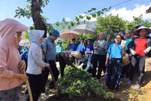 Người dân tham gia thực hành tại buổi học tập kỹ năng.