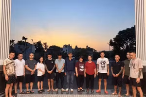 Các cá nhân đánh bạc bị bắt giữ. (Ảnh: CA TQ)