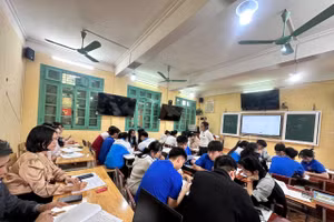 Cô và trò Trường PTDTNT THCS & THPT Chiêm Hóa.