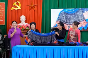 Phụ nữ xã Lũng Cú với nghề truyền thống.