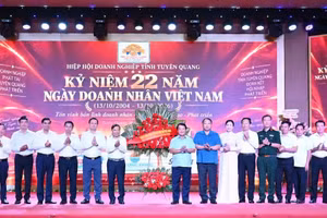 Bí thư Tỉnh ủy Tuyên Quang tặng hoa chúc mừng ngày Doanh nhân Việt Nam. (Ảnh: CTTĐTTQ)