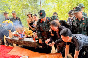 Thân nhân liệt sĩ nghẹn ngào bên kỷ vật của người thân.