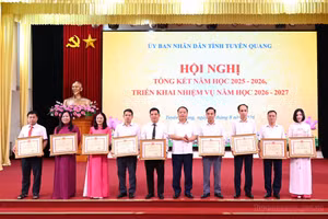 Chủ tịch tỉnh Tuyên Quang trao Danh hiệu tập thể lao động xuất sắc.