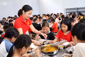 Tuyên Quang hướng tới bữa ăn bán trú an toàn, đủ dinh dưỡng. (Ảnh: Thành Nhân)