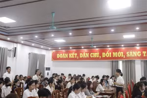 Các sinh viên và giảng viên trao đổi về các kỹ năng phát triển tư duy nghiên cứu khoa học.
